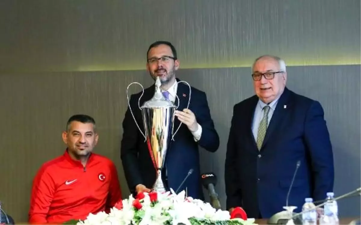 Bakan kasapoğlu, tekerlekli sandalye basketbol milli takımı\'nı kabul etti