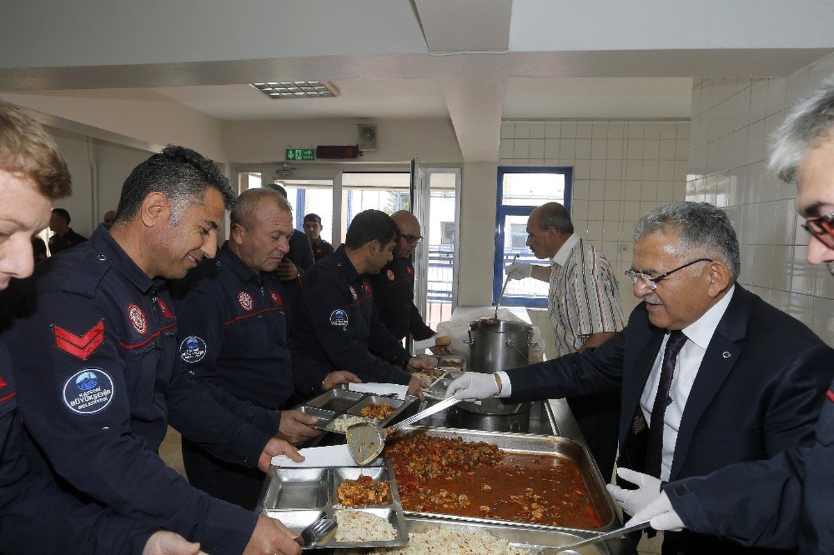 Başkan Büyükkılıç, itfaiye teşkilatıyla