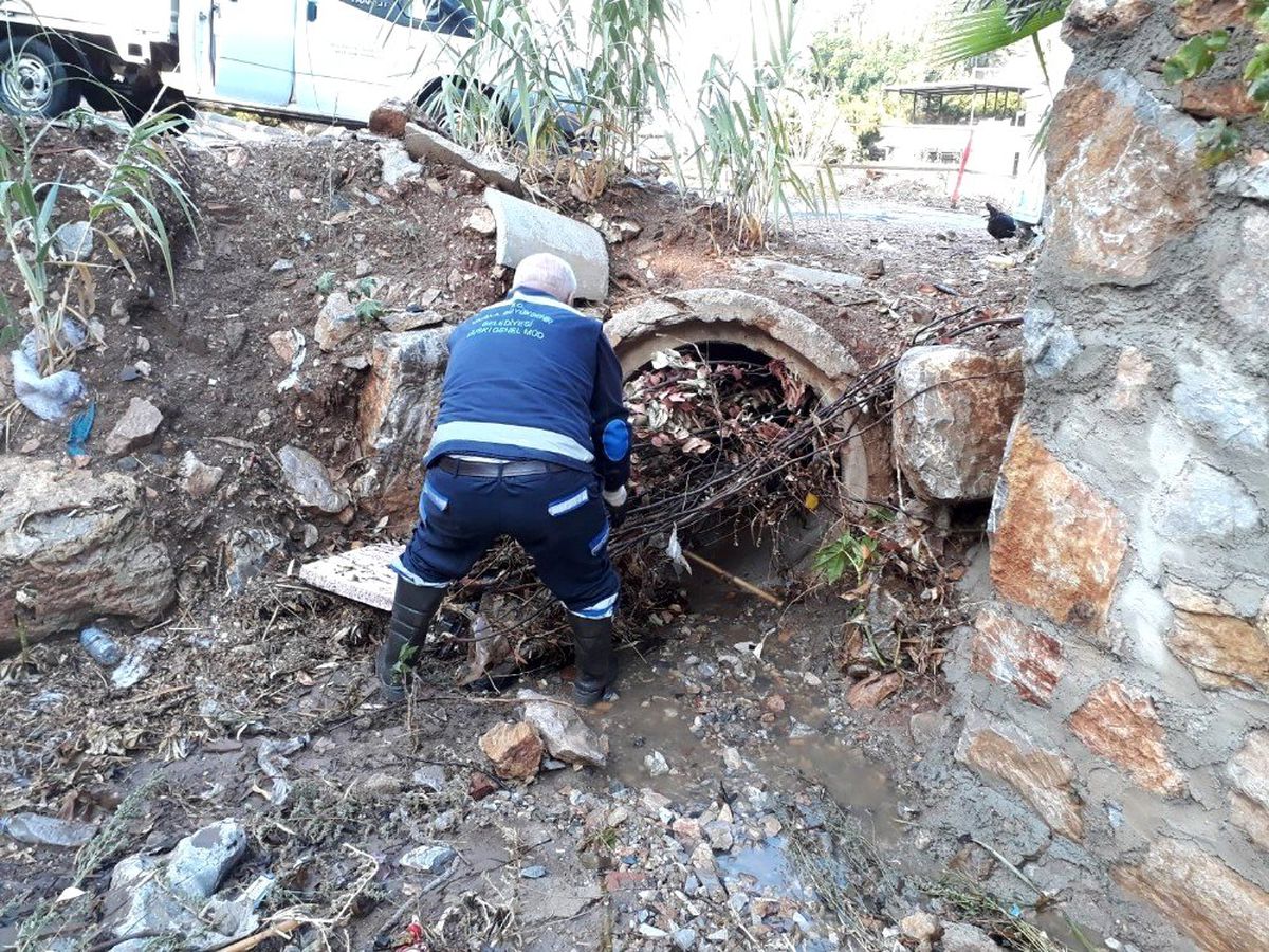 Belediye ekiplerinden su baskınlarına anında müdahale