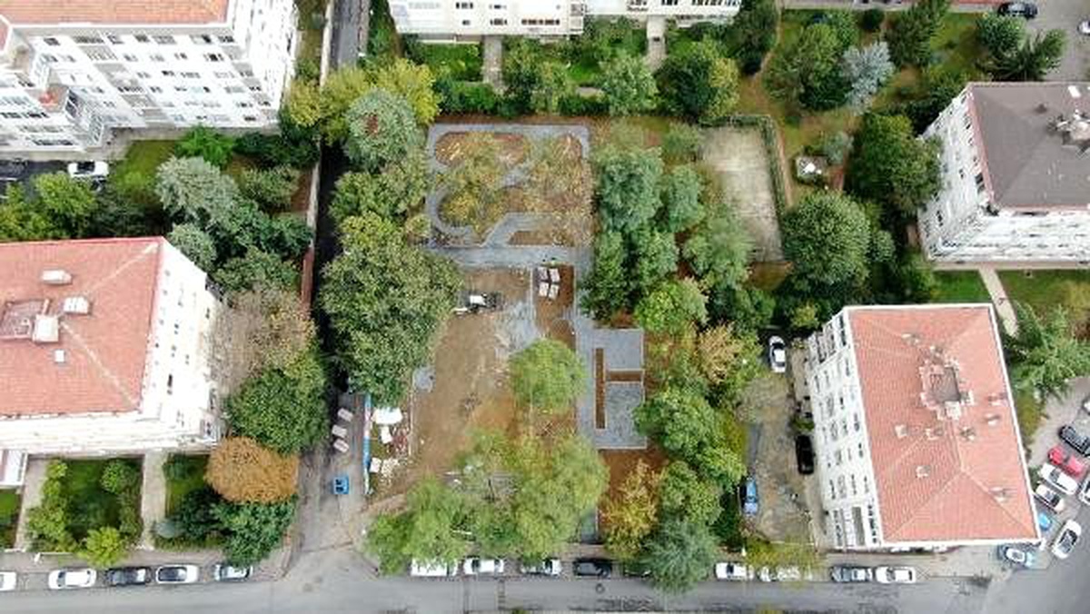 Beşiktaş\'ta parktaki peyzaj çalışmalarına mahalleliden "yeşil alan azalıyor" tepkisi