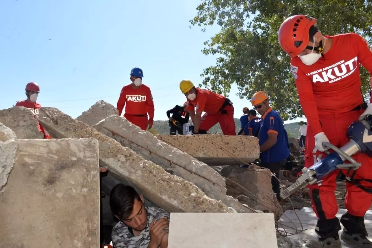 Bingöl\'de 310 personelle gerçeği aratmayan deprem tatbikatı