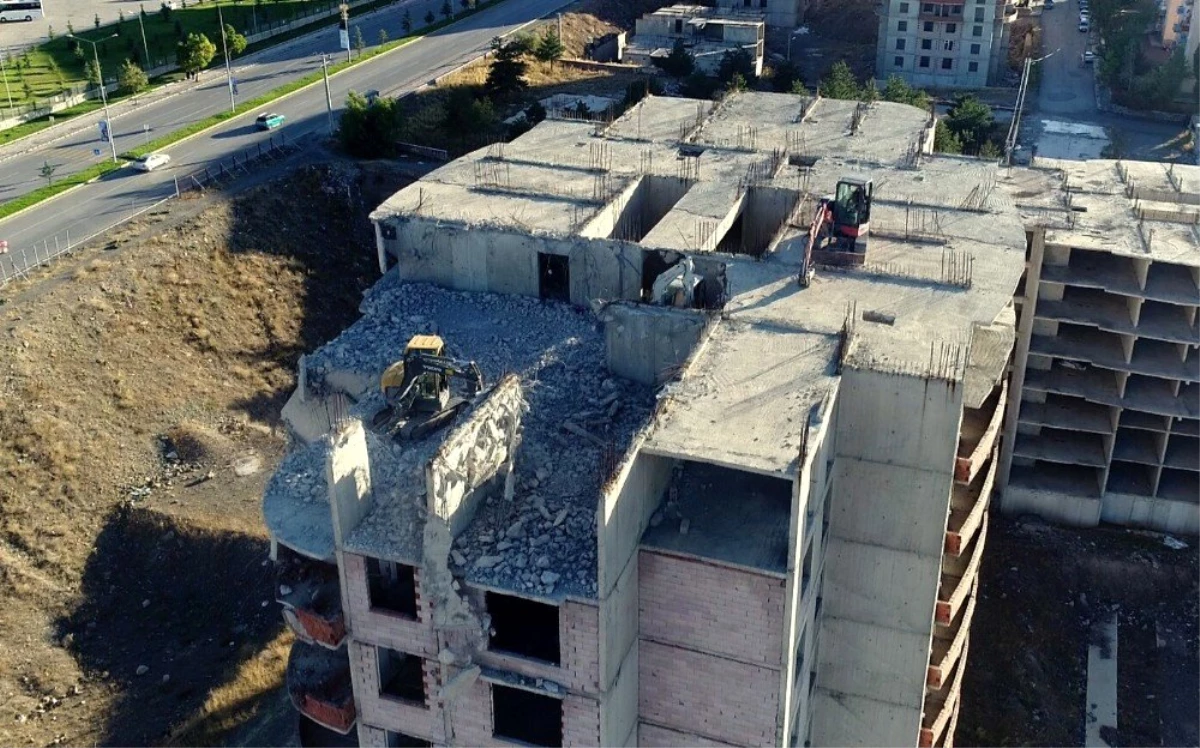 Binlerce kişiyi mağdur eden "intihar binaları" yıkılıyor