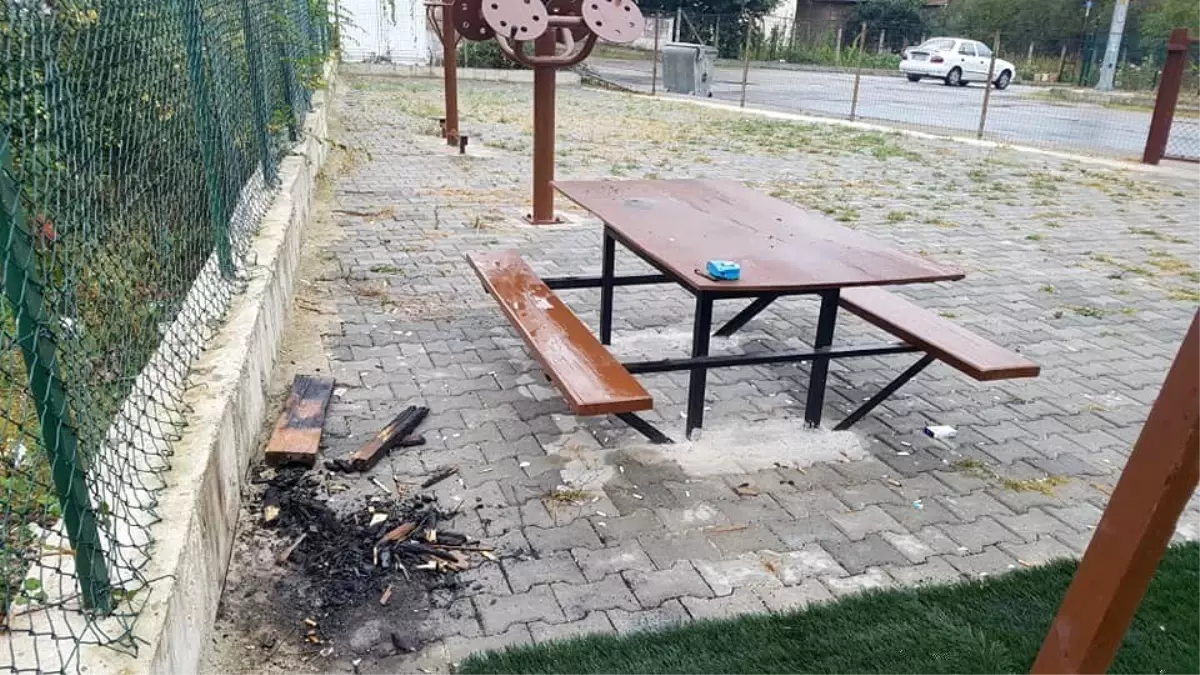 Çocuk parkına zarar verdiler