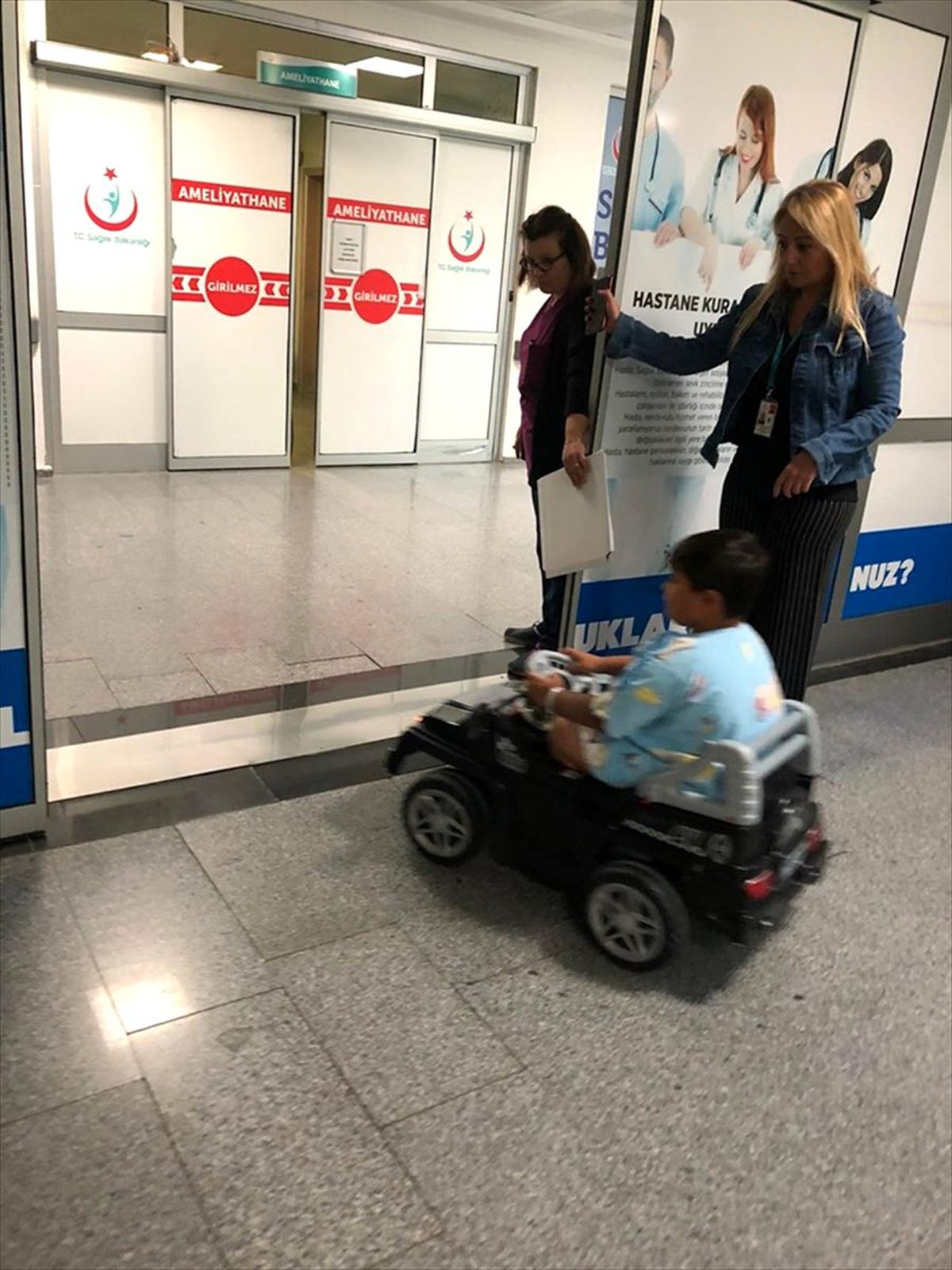 Çocuklar ameliyata "güle oynaya" gidiyor