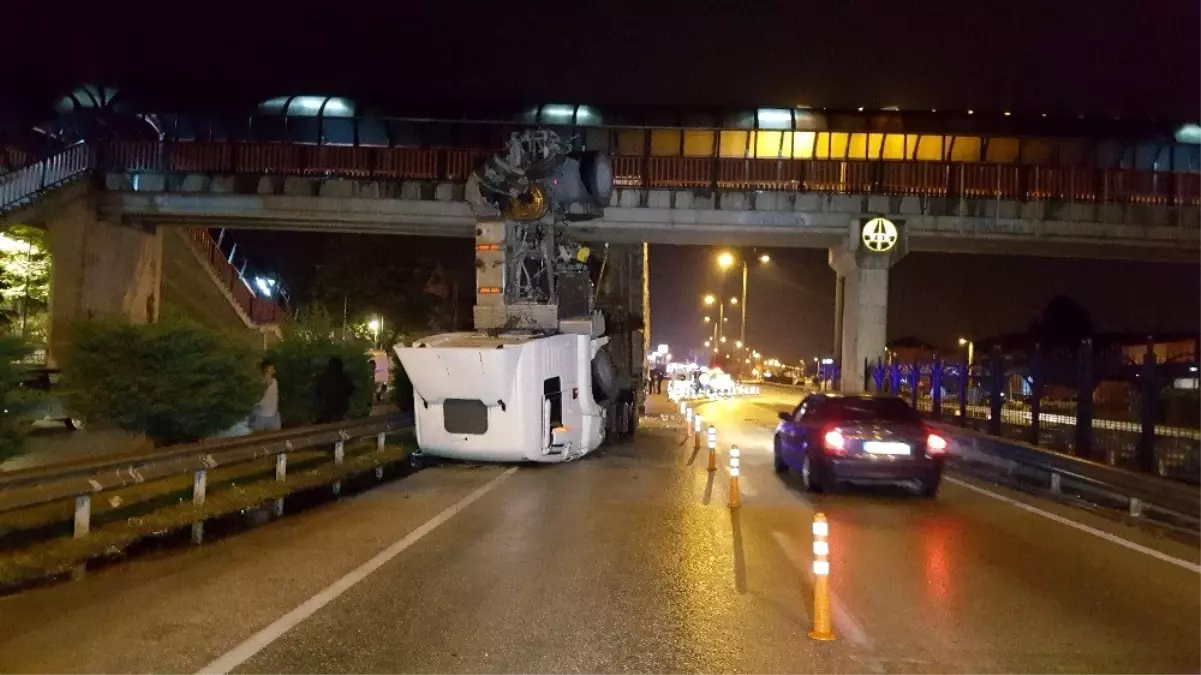 Damperi üst geçide takılan kamyon, takla attı: 2 yaralı