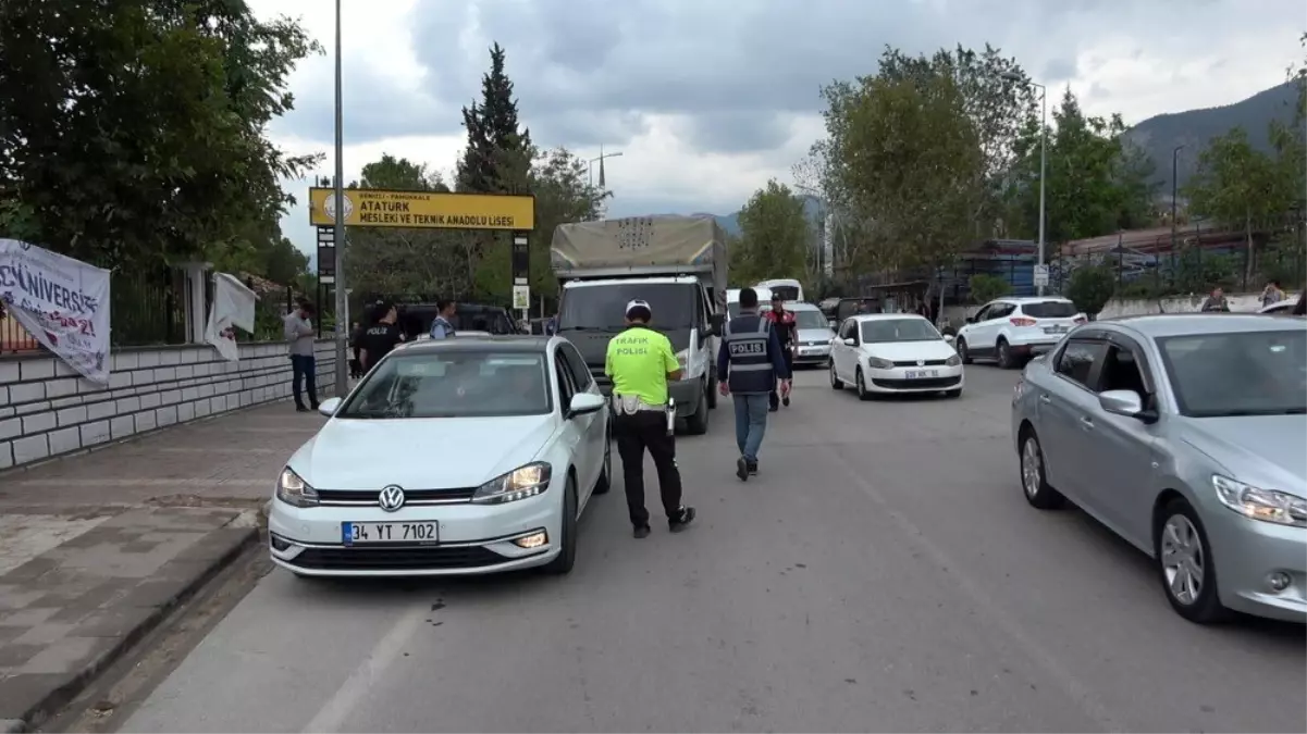 Denizli polisinden özel araçlara sigara denetimi