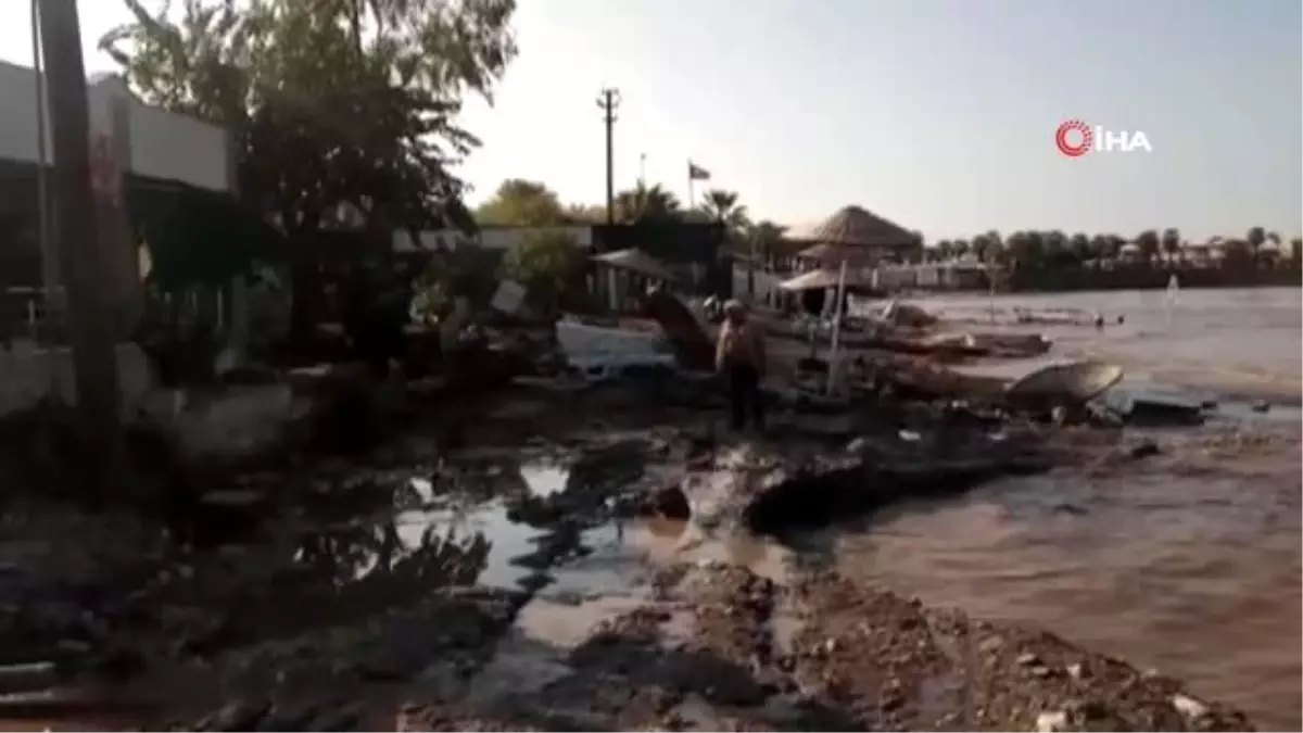 Didim\'i yağmur vurdu... Otomobil denize sürüklendi, ev ve iş yerleri sular altında kaldı