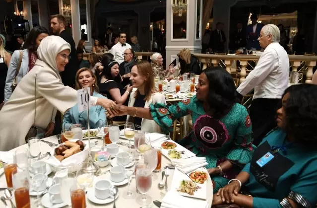 Emine Erdoğan, New York'ta Fashion Design defilesine gitti