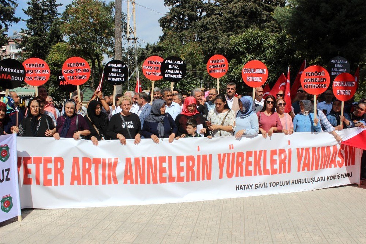 Evlat nöbeti tutan annelere Hatay\'daki STK\'lardan destek