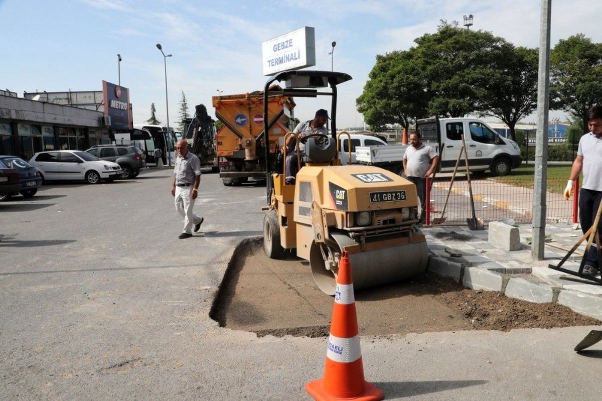 Gebze\'de ekipler cadde ve sokakları elden geçiriyor