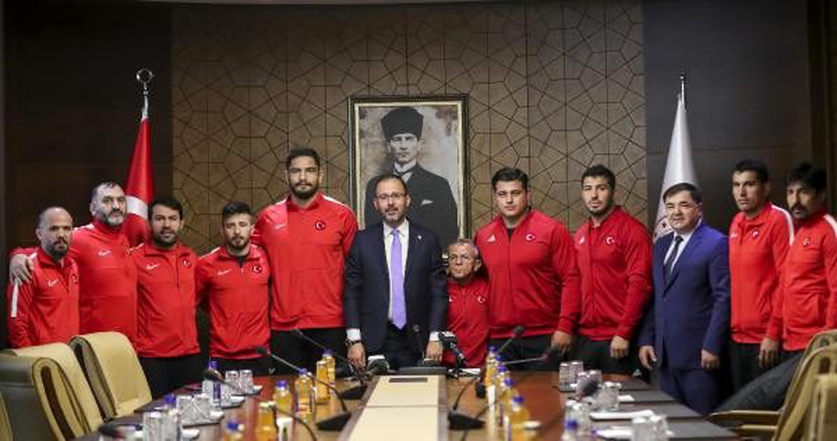 Gençlik ve spor bakanı mehmet muharrem kasapoğlu milli güreşçileri kabul etti
