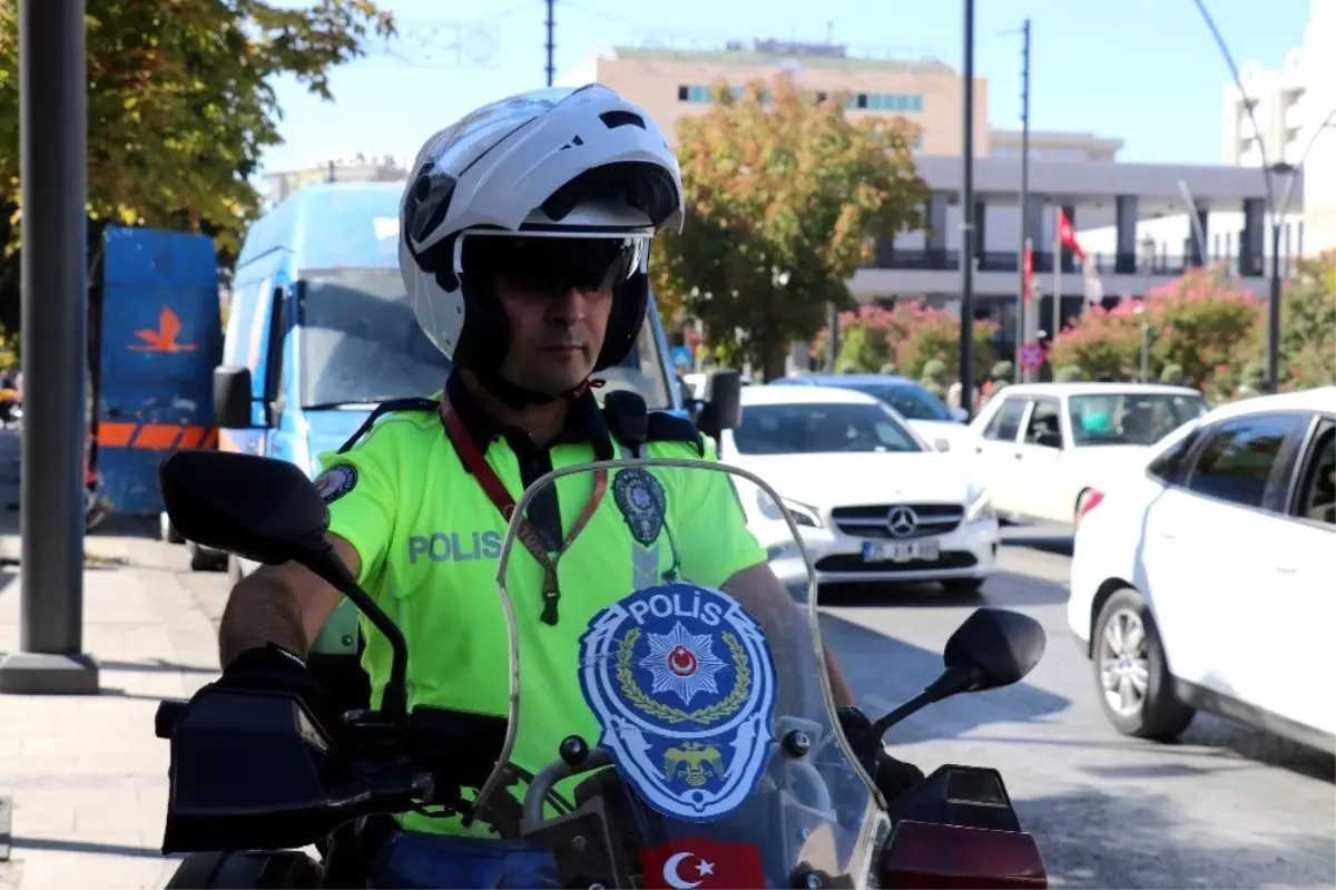 Gündüz polis, gece ressam