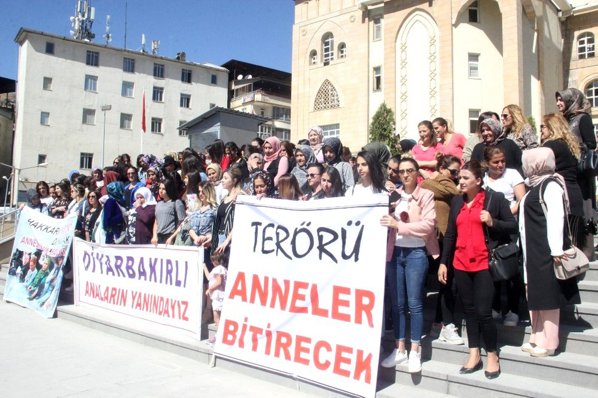 Hakkari\'den Diyarbakır\'daki annelere destek