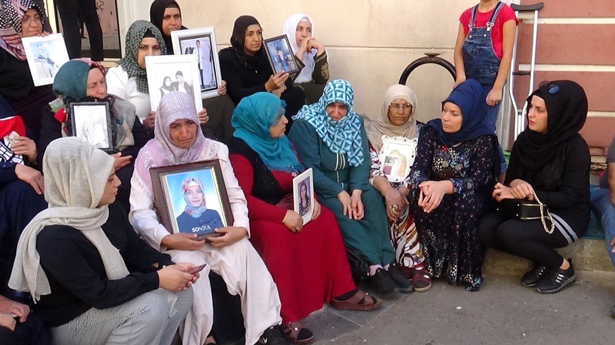 HDP önünde evlat nöbeti tutan annelere destek ziyareti