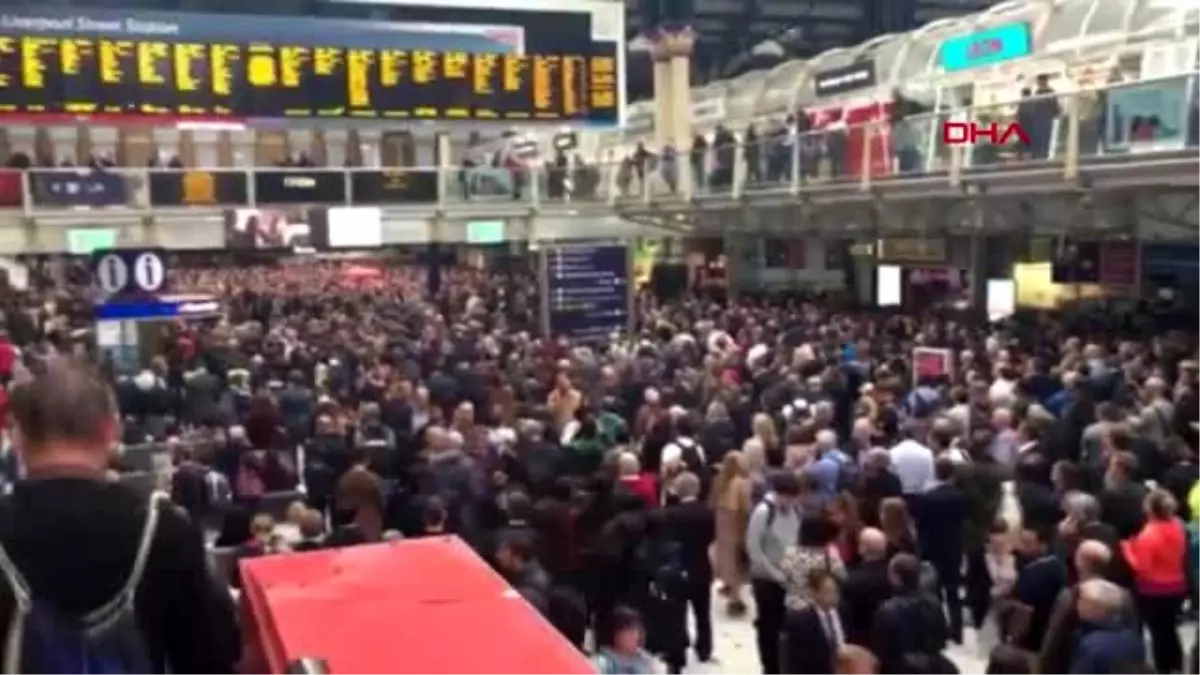 İngiltere\'de sel sonrası metro ve tren istasyonlarını su bastı