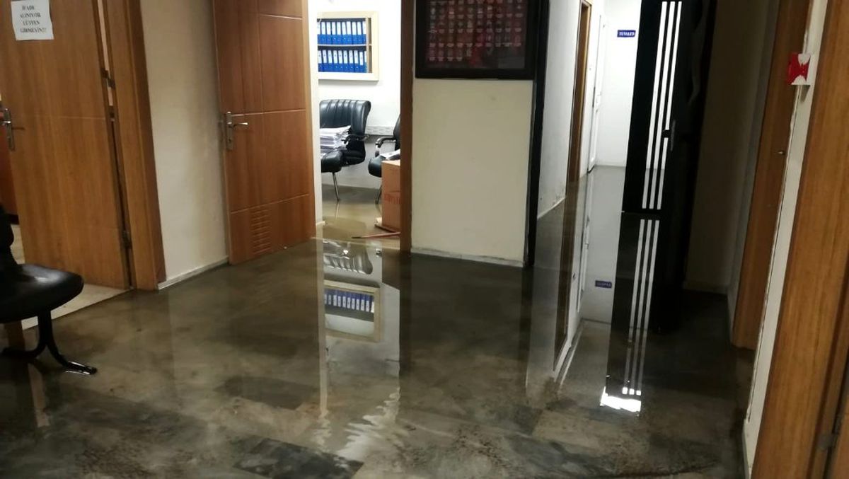 İzmir\'de yağmur yağdı polis merkezini su bastı