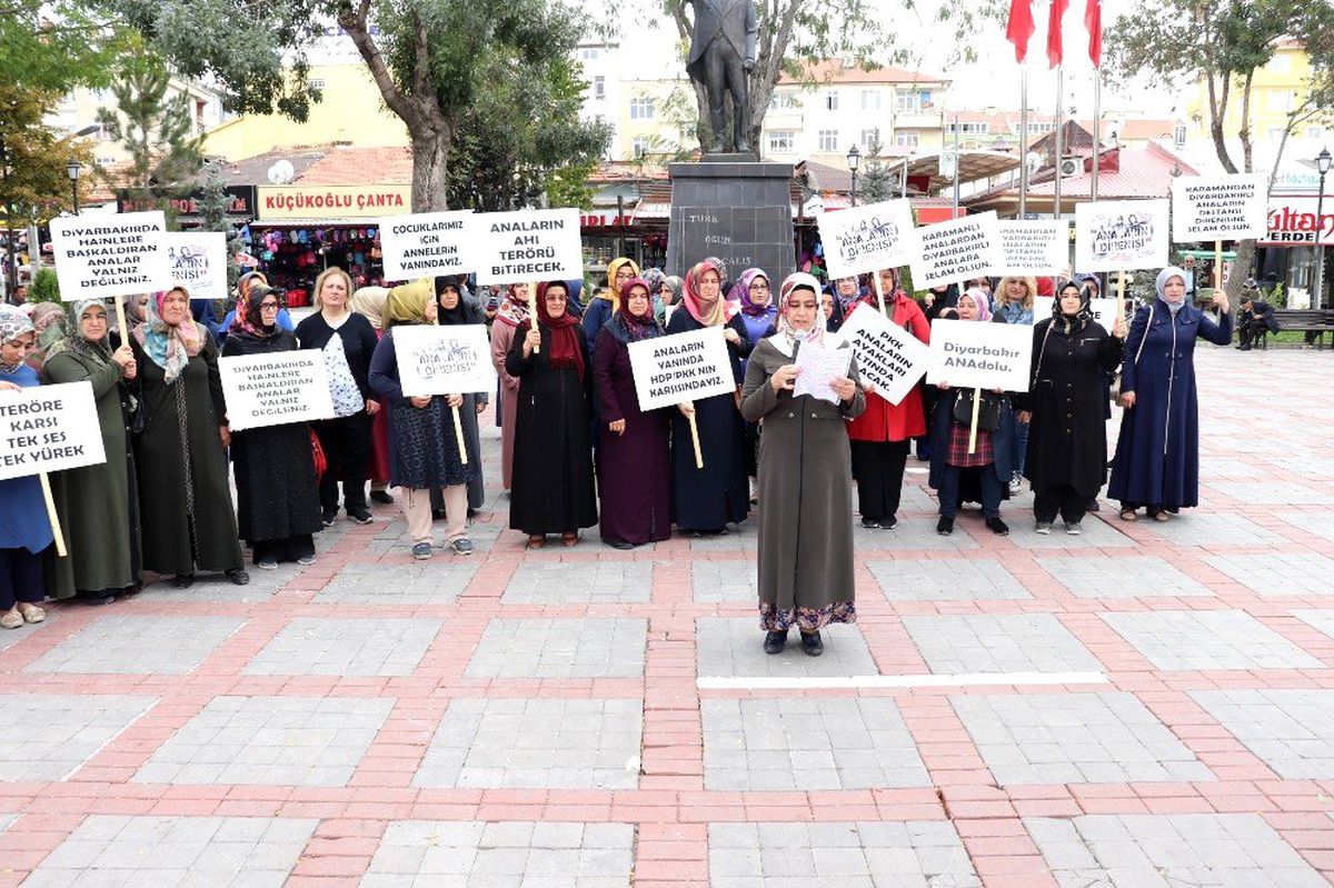 Karamanlı annelerden HDP binası önünde bekleyen annelere destek