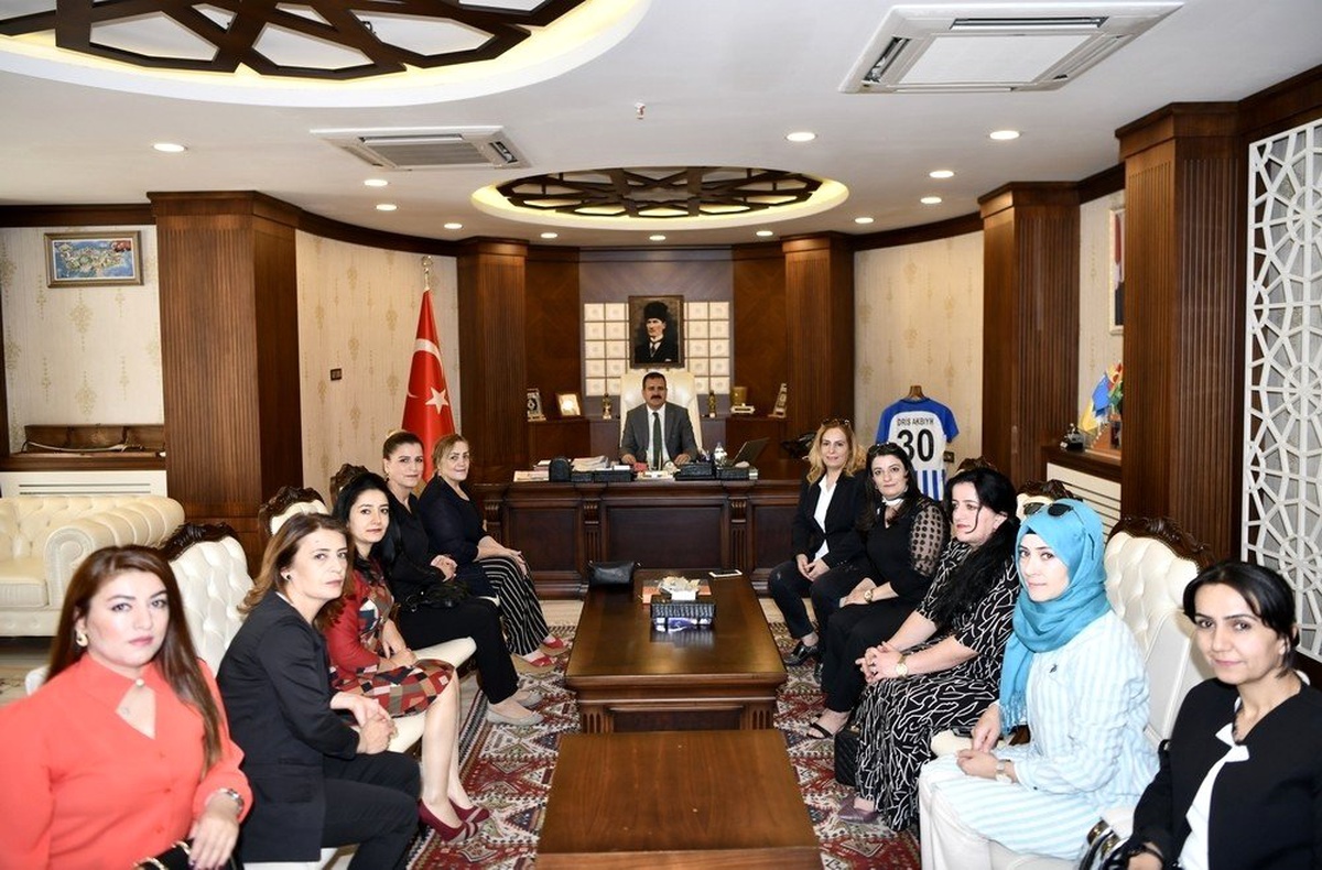 Kültür gezisinden dönen kadınlardan Vali Akbıyık\'a ziyaret