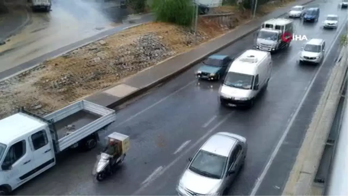 Kuşadası\'nda sağanak yağış...Yollar göle döndü, araçlar suya gömüldü