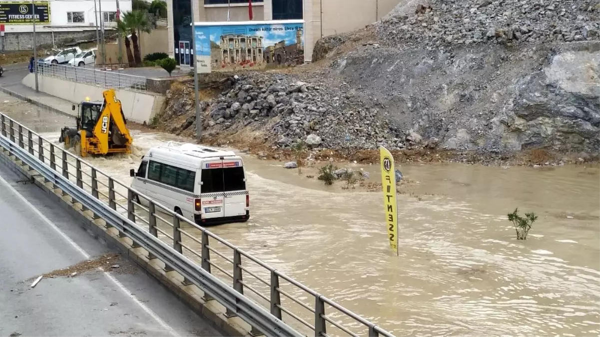 Kuşadası\'nda yağmur hayatı felç etti