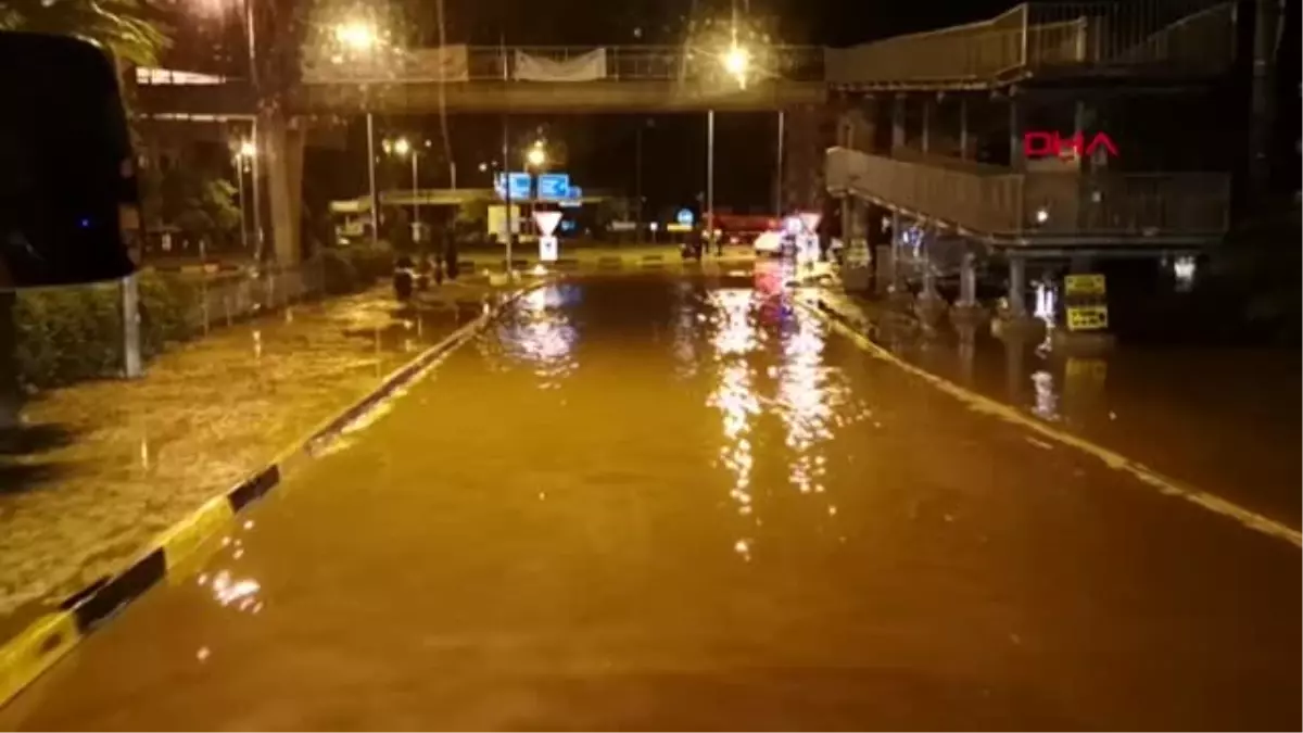 Muğla yıldırımlar geceyi aydınlattı