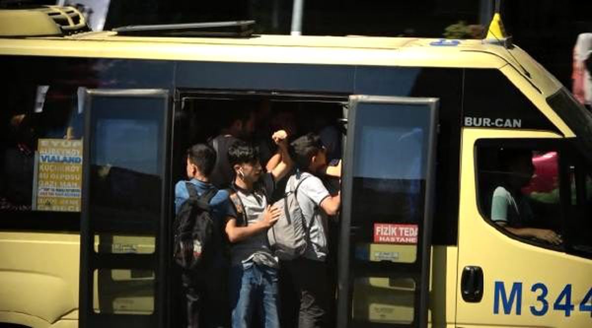 Öğrencilerin minibüsteki tehlikeli yolculuğu kamerada