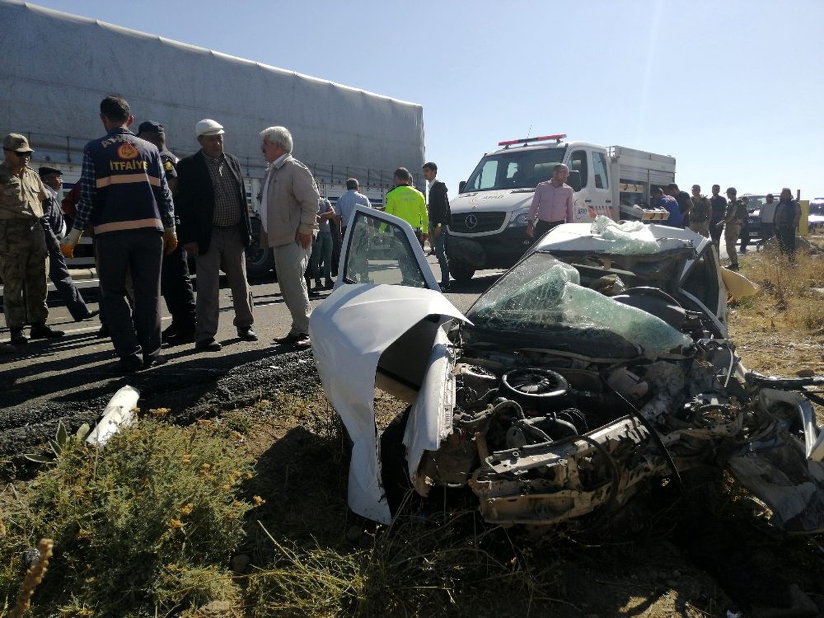Otomobille tır çarpıştı: 3 ölü, 3 yaralı