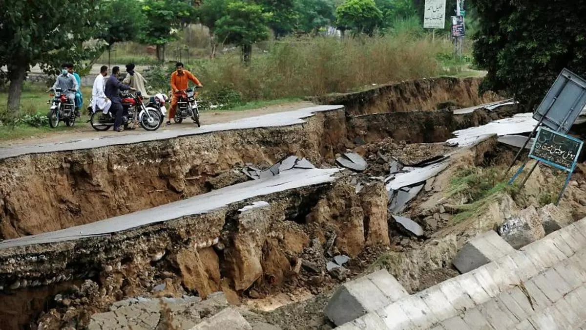 Pakistan\'da deprem : Yollar yarıldı, direkler yıkıldı, 22 ölü