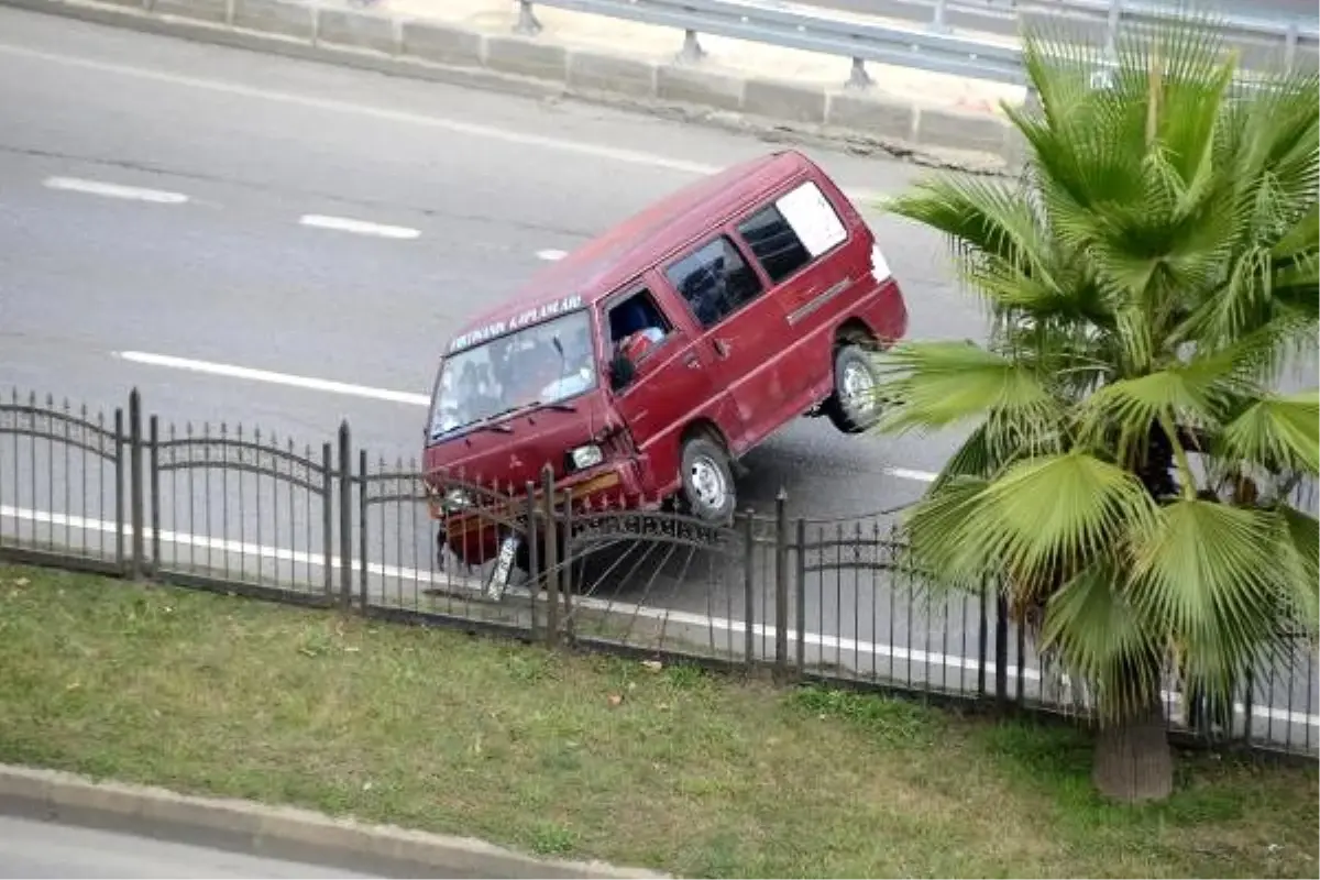 Panelvan minibüs devrildi, sürücü yarandı