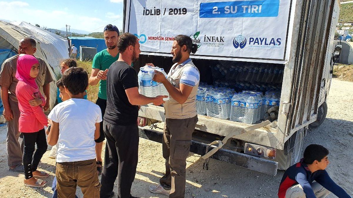 Paylaş İnsani Yardım Derneği\'nden un ve su stokları tükendiği İdlib\'e yardım eli