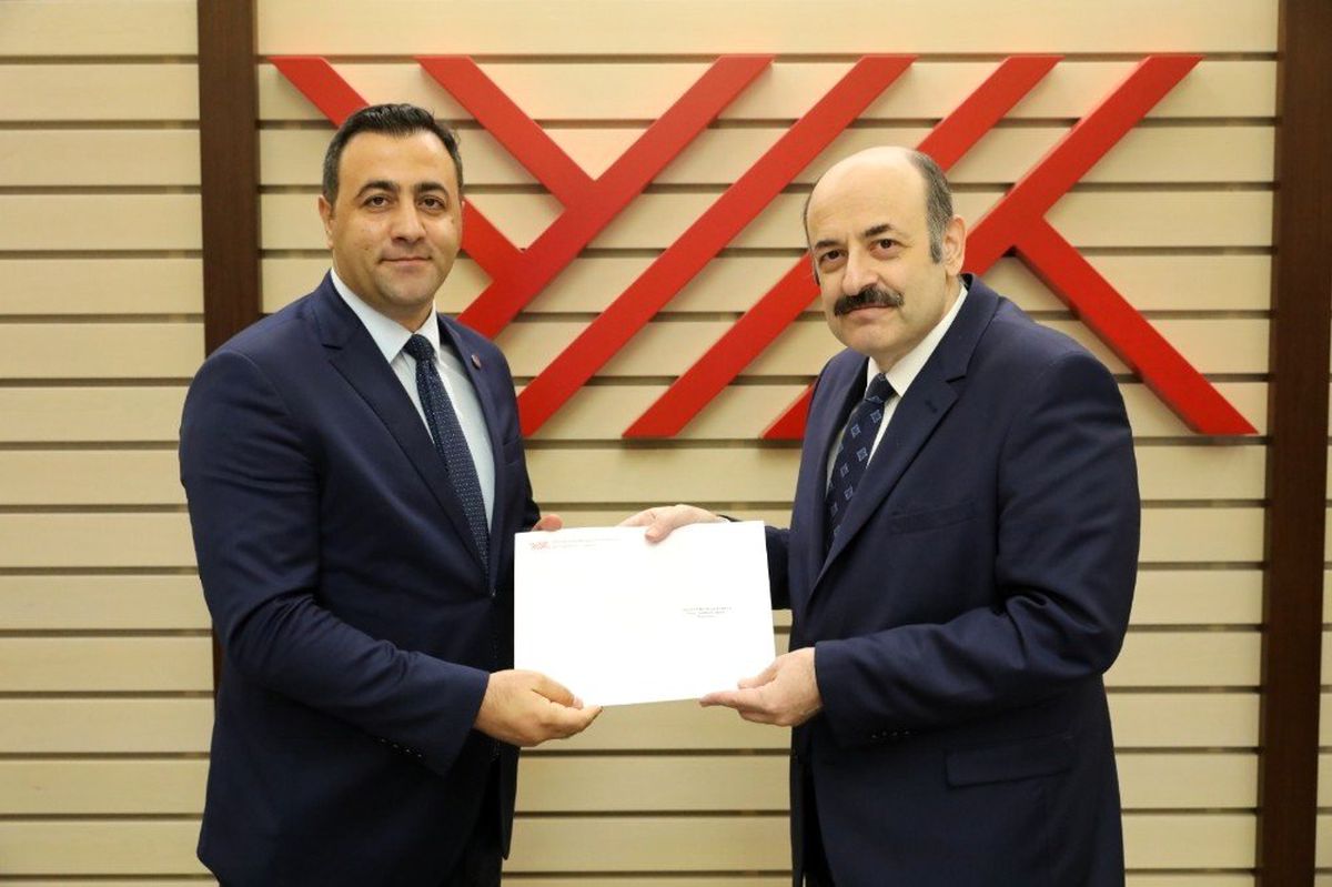 Rektör Kalan mazbatasını aldı