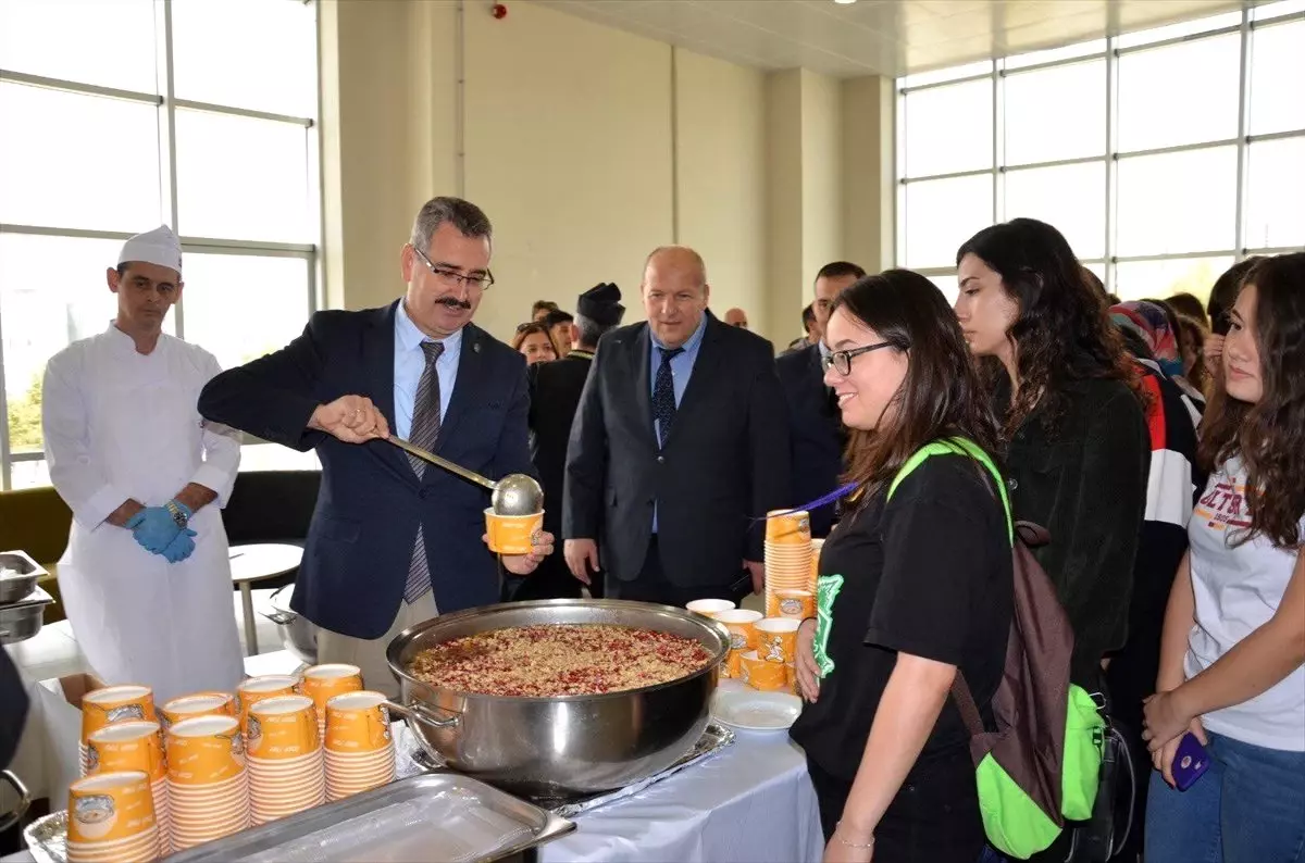 Rektör Şahin, öğrencilere aşure dağıttı