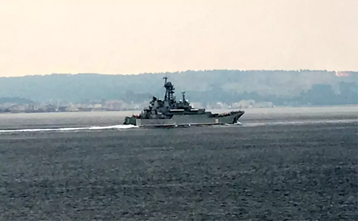 Rus savaş gemisi \'Azov\' Çanakkale Boğazı\'ndan geçti