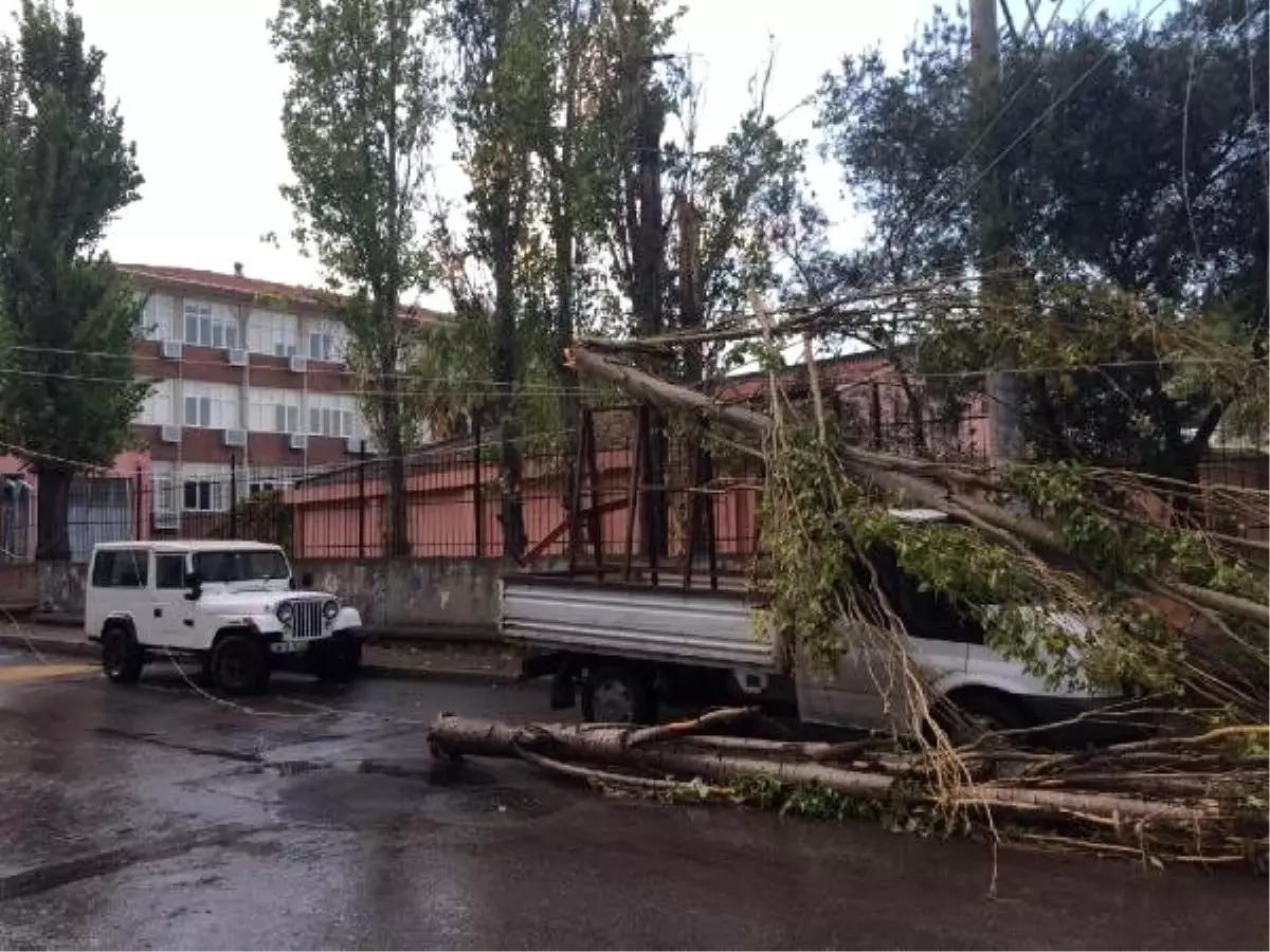 Sağanak izmir\'i olumsuz etkiledi (2)