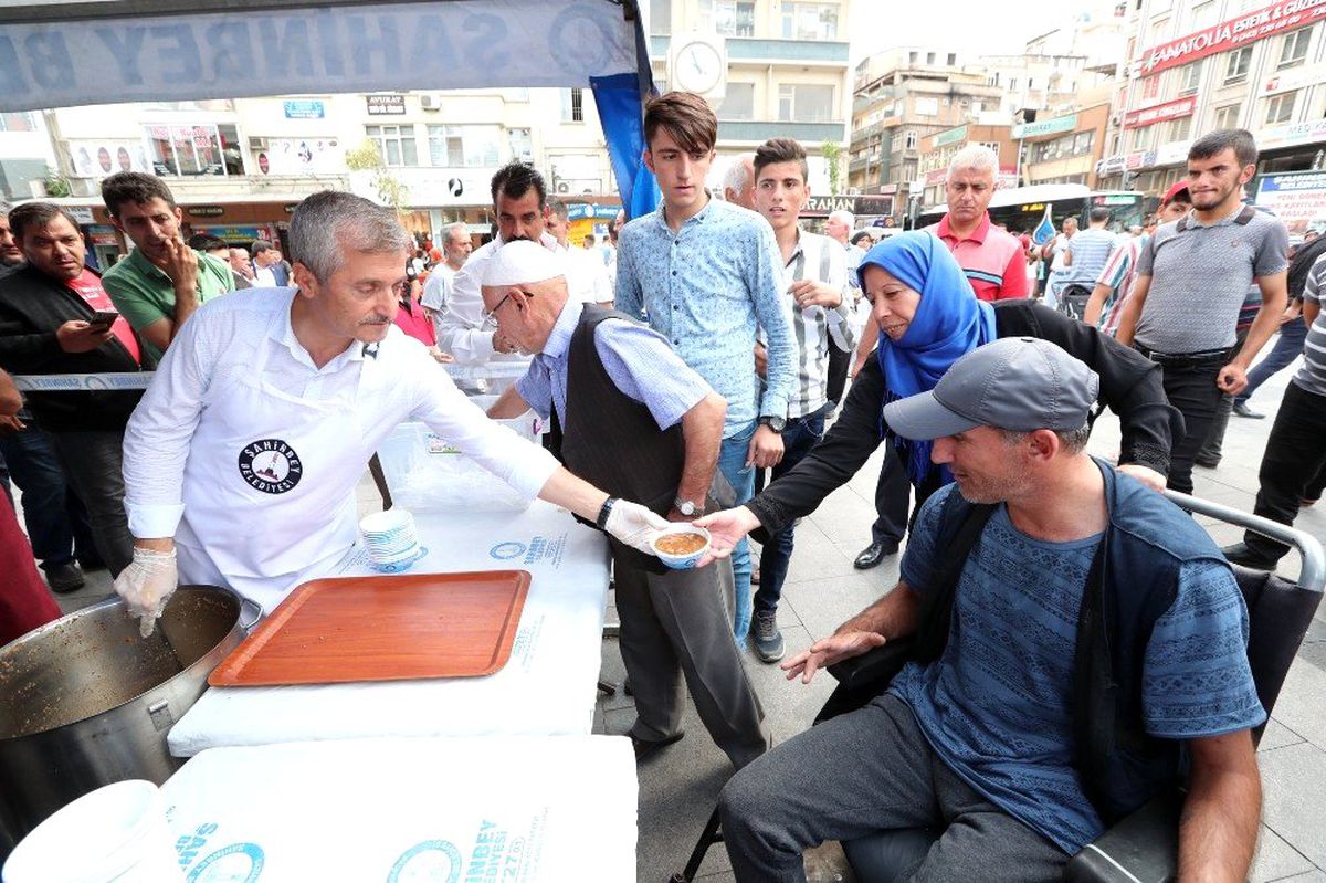 Şahinbey\'den her gün 10 bin kişiye aşure