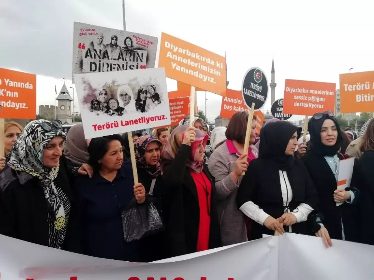 Şehit Polis Yasin İke\'nin ablası Keziban İkeeser: "Tarih teröre meydan okuyan anneleri saygı ile...