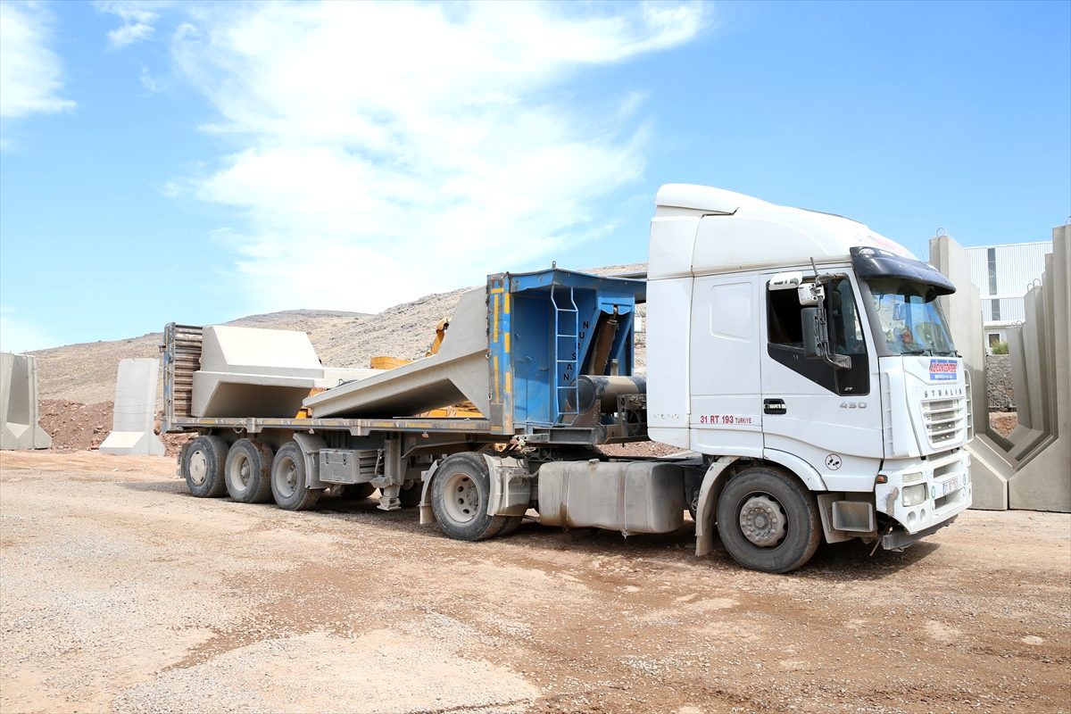 Sınır birliklerine beton blok sevkiyatı