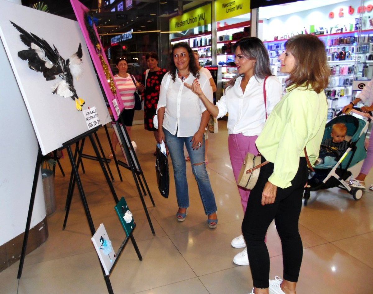Tatile geldiği Marmaris\'ten dönemeyen Kazak sanatçı sergi açtı