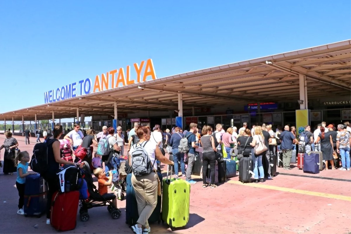\'Thomas Cook\' firmasının 2 bin 957 yolcusu Antalya\'dan ülkelerine gönderildi
