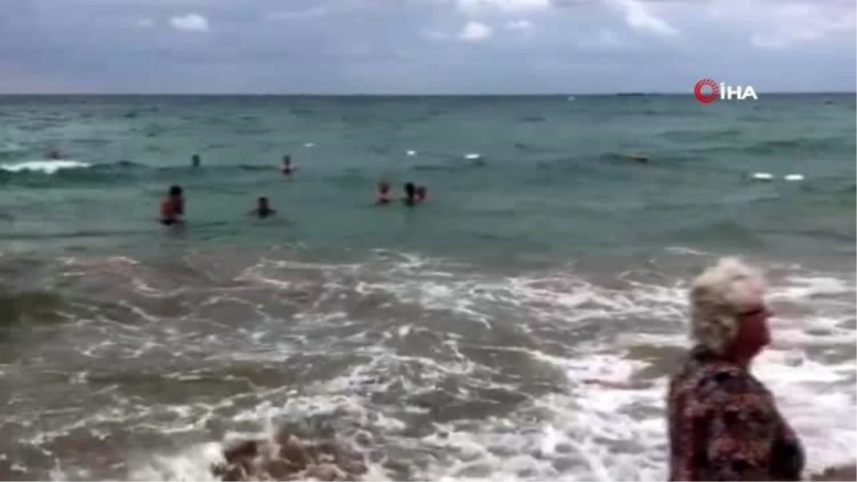 Turistler denizdeki tehlikeye aldırmadan yüzmeye devam etti