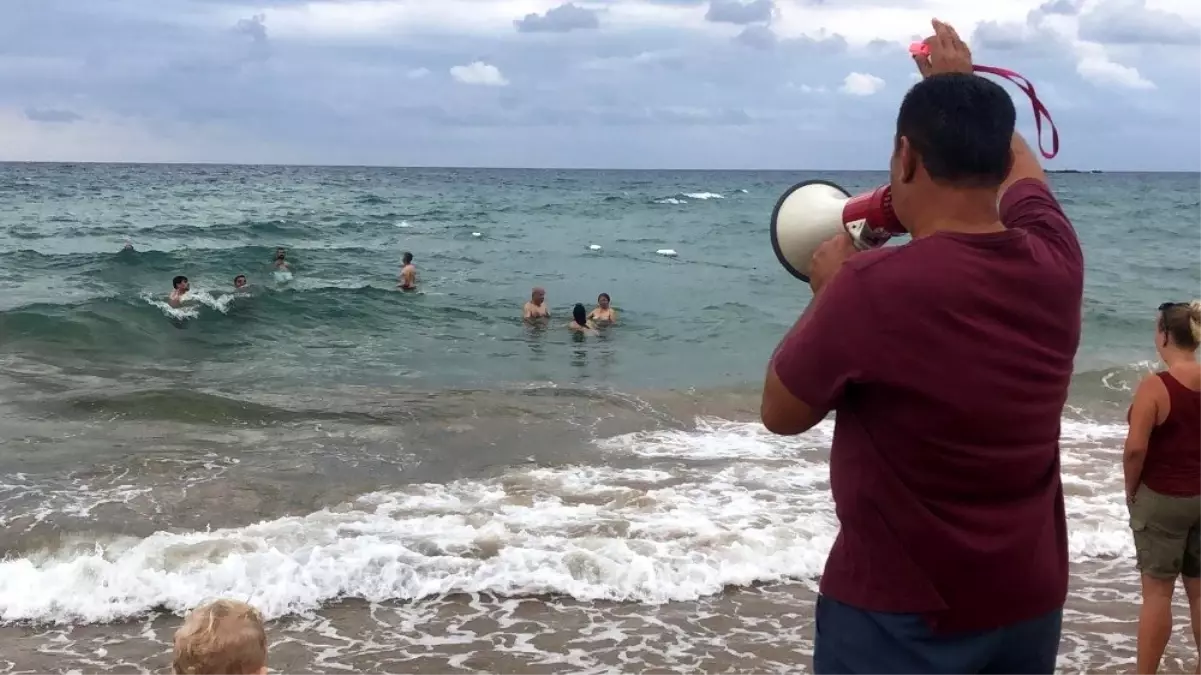 Turistler denizdeki tehlikeye aldırmadı