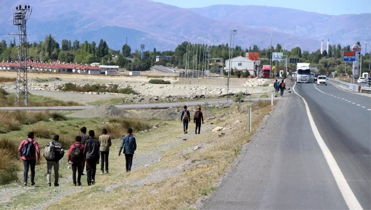 Umuda yolculuk için günlerce yol yürüyorlar