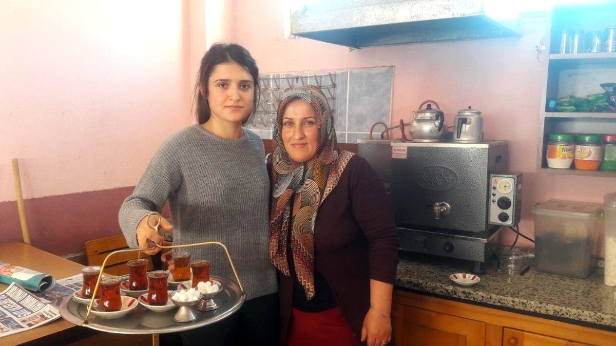 Üniversite mezunu ve KPSS 84.\'sü genç kız, babasının çay ocağında çaycılık yapıyor