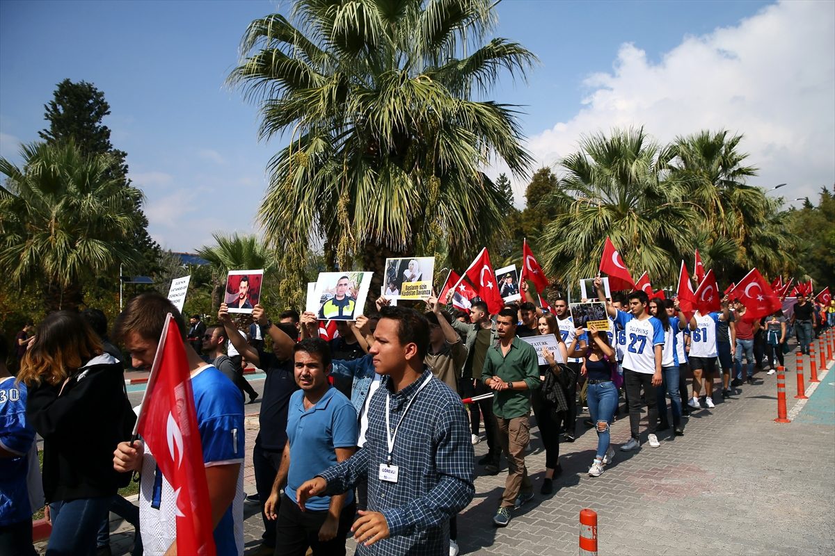 Üniversite öğrencileri "teröre karşı" yürüdü