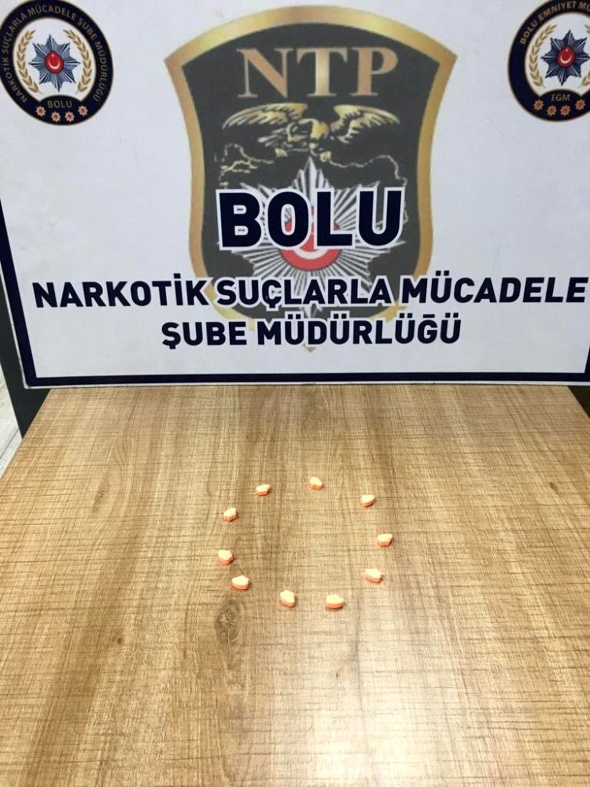 Uyuşturucu haplarla yakalanan genç adliyeye sevk edildi