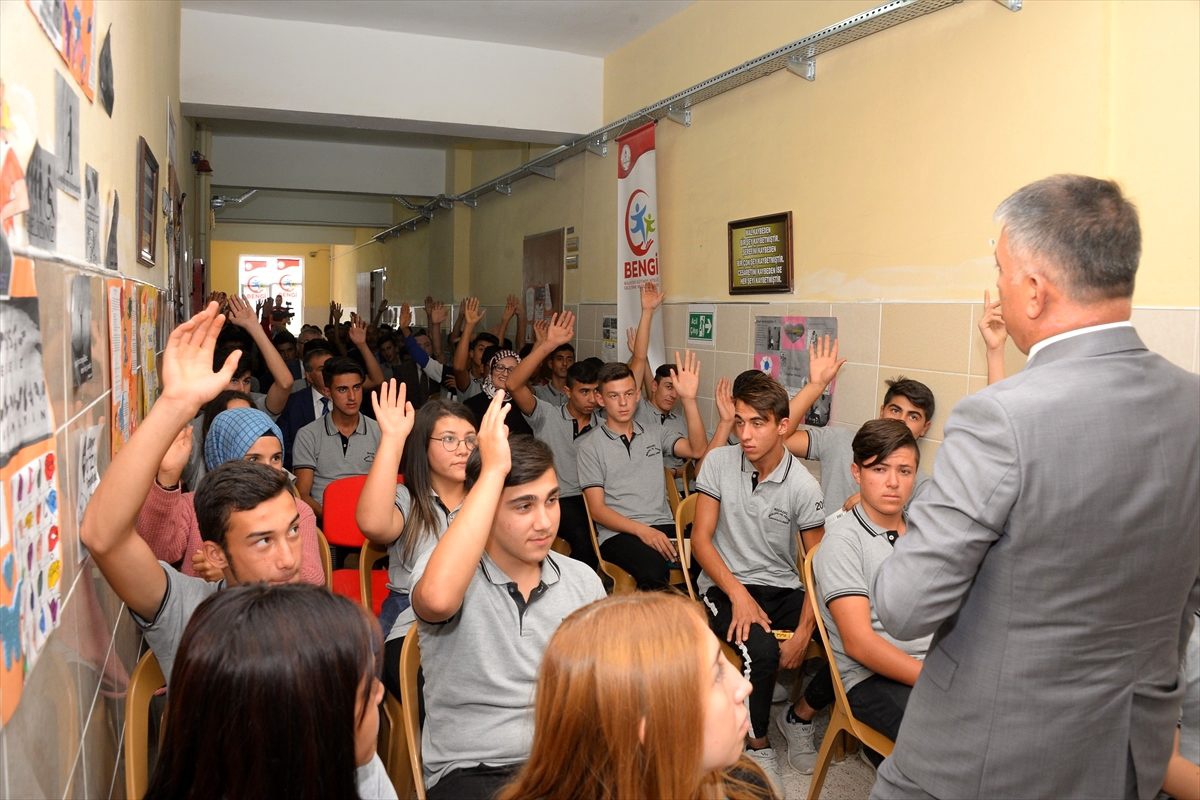 Vali Yazıcı\'dan Bigadiç Mesleki ve Teknik Anadolu Lisesine ziyaret