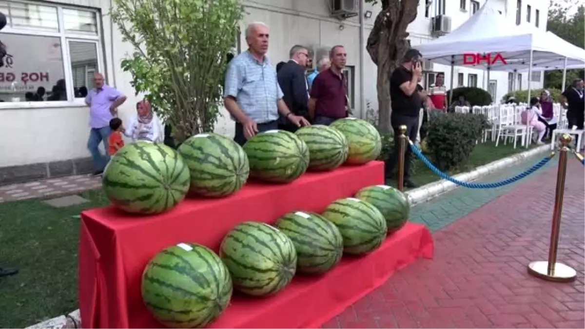 Yetiştirdiği 49 kilo karpuzla birincilik ödülünü aldı