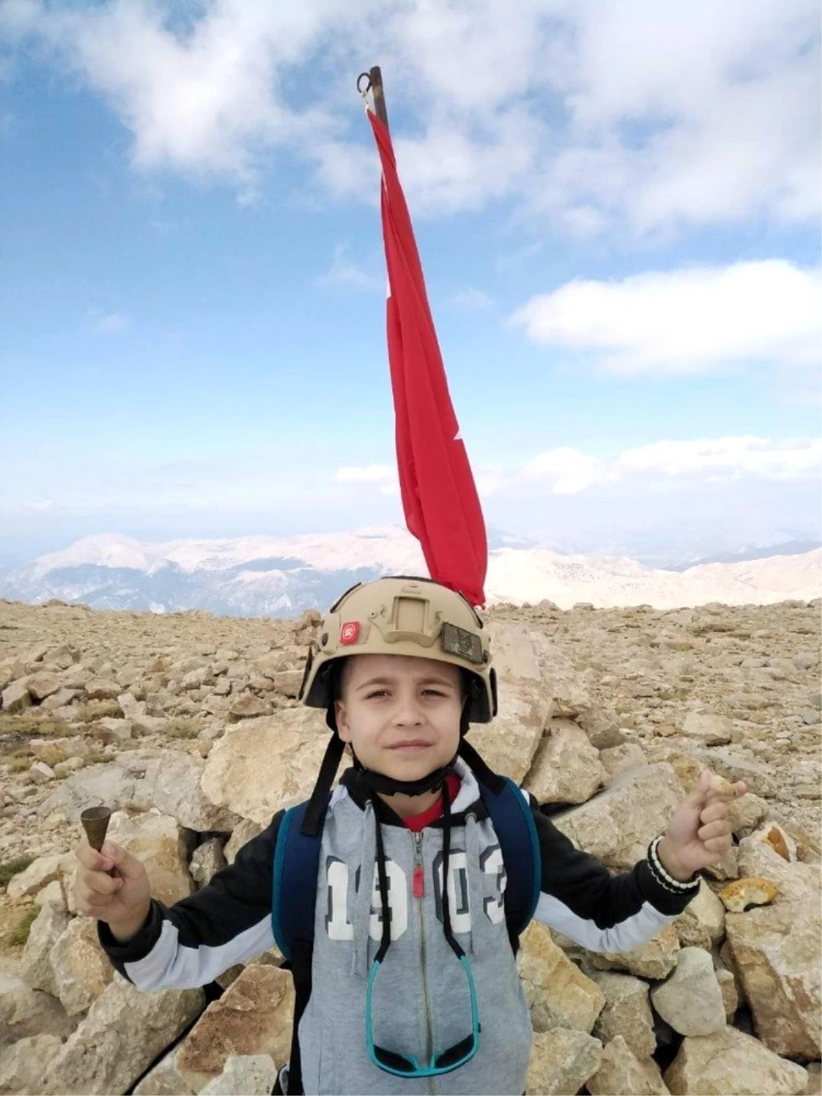 7 yaşındaki Kartal, 3 bin metre zirvede Türk bayrağı açtı