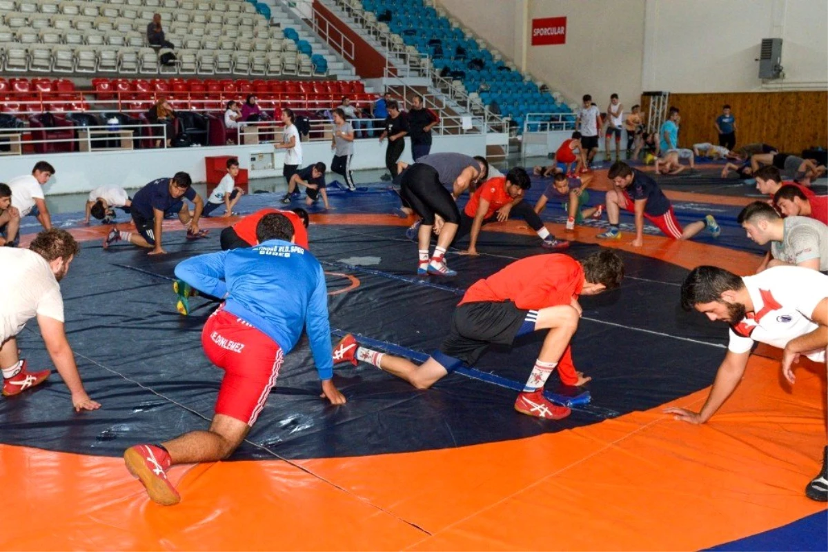 Altındağ Belediyespor Kulübü İşitme Engelliler Güreş Takımı güç depoluyor