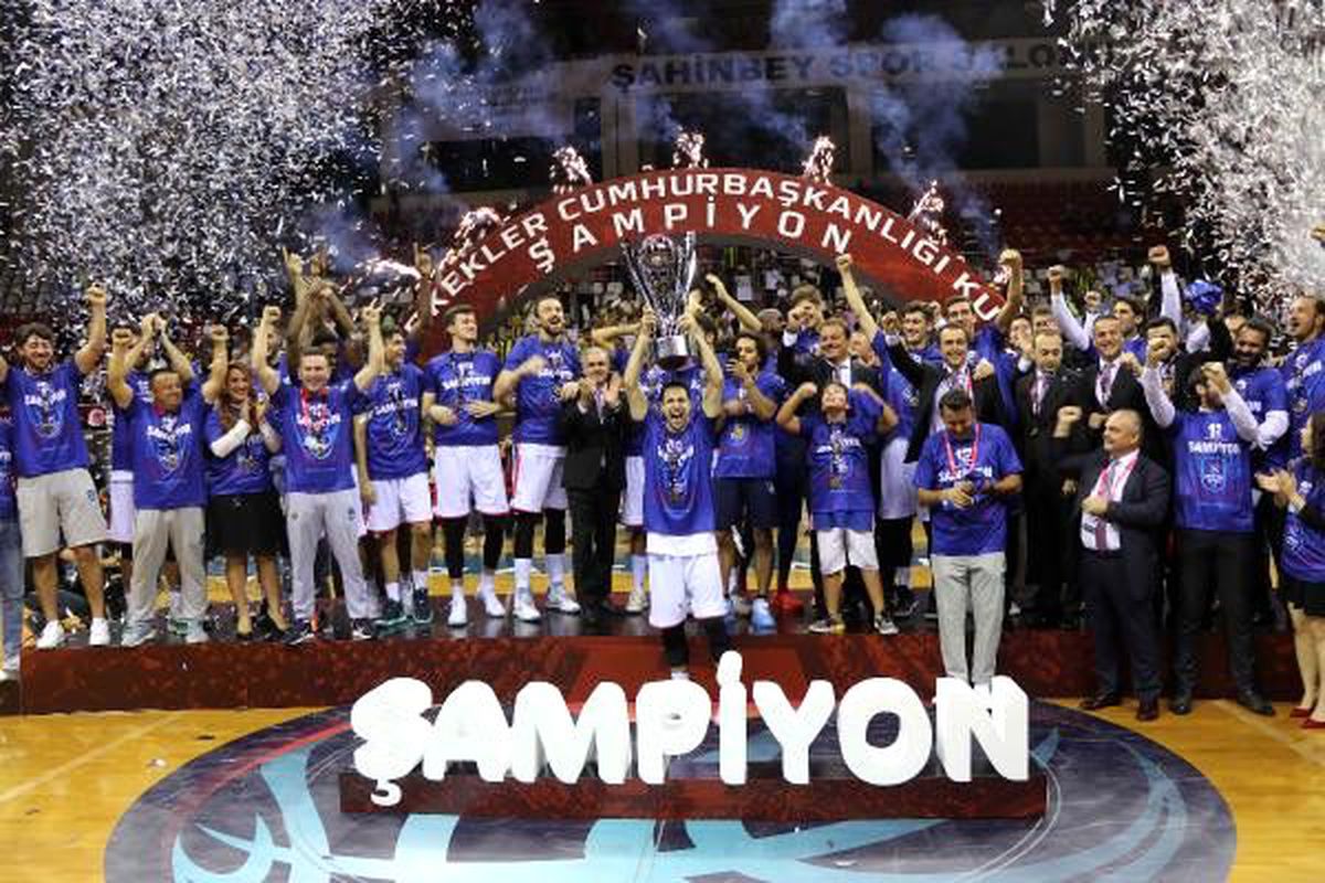 Anadolu efes\'te şampiyonluk coşkusu